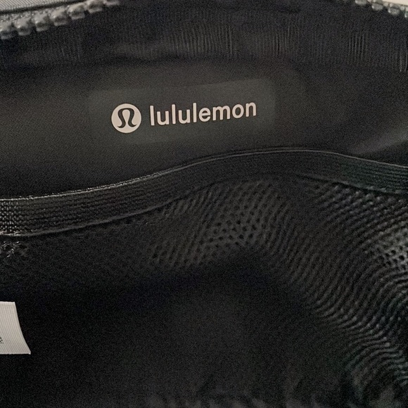 NWT Lululemon Black Everywhere Belt Bag 1L - Picture 11 of 16